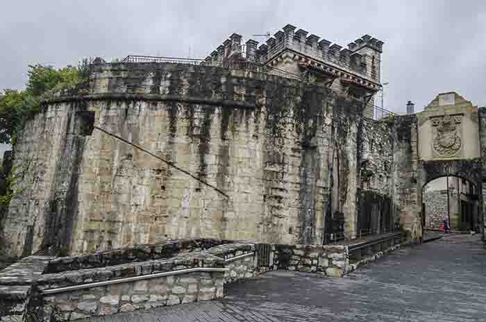 Guipúzcoa - Hondarribia 01 - Puerta de Santa Maria.jpg